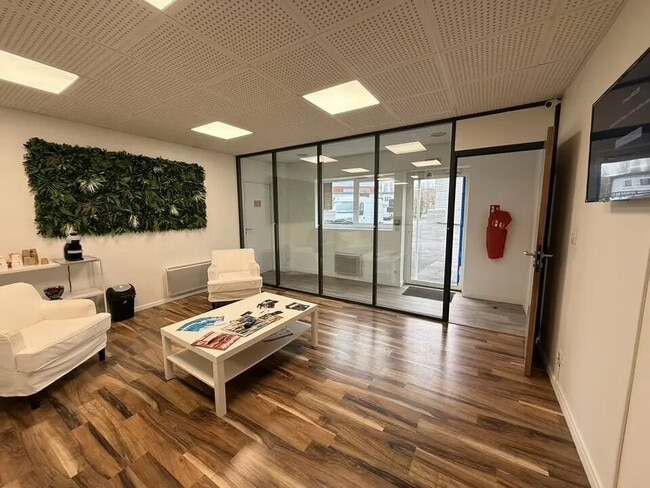 Plus de détails pour Local d'activités à louer