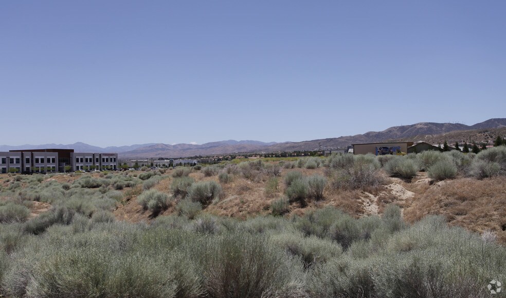 10th Street W, Palmdale, CA à louer - Photo de l’immeuble – Image 2 sur 2