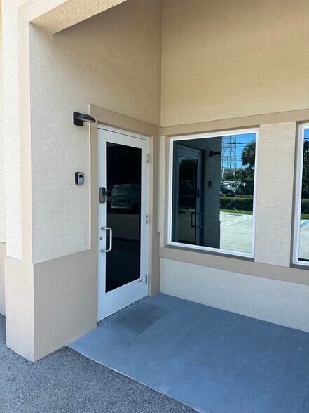 2131-2141 SW Conant Ave Port, Port Saint Lucie, FL à louer - Photo de l’immeuble – Image 3 sur 10