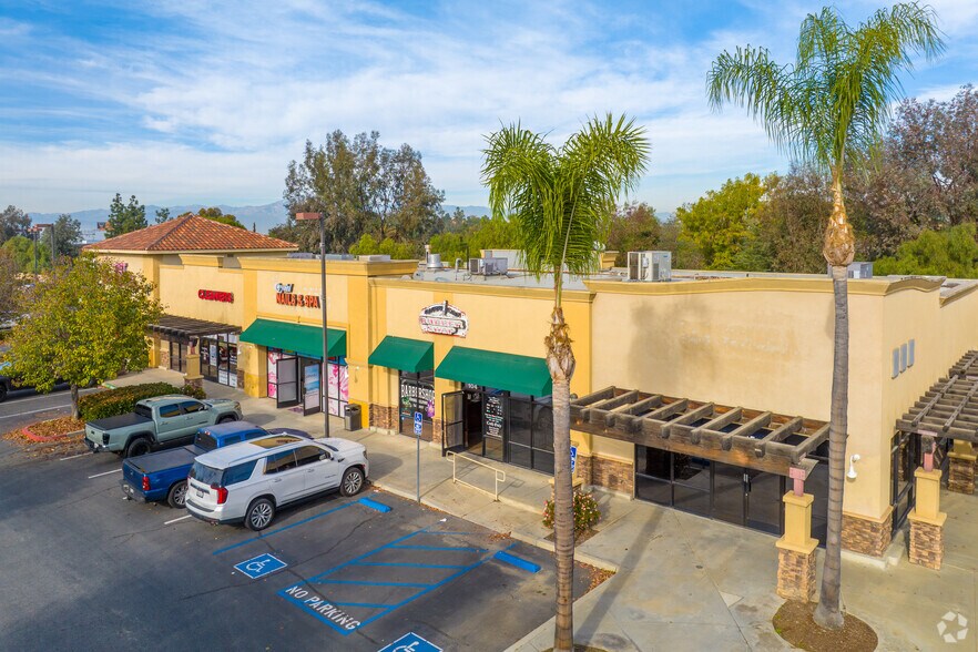 1551 E Ontario Ave, Corona, CA à vendre - Photo de l’immeuble – Image 2 sur 9