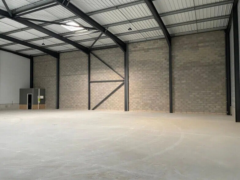 Industriel/Logistique dans Signes à louer - Photo intérieure – Image 1 sur 4