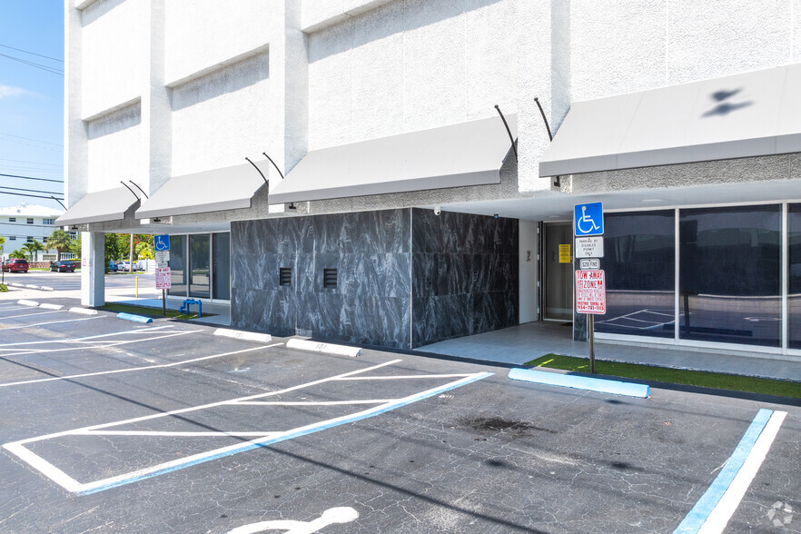 2425 E Commercial Blvd, Fort Lauderdale, FL à louer - Photo de l’immeuble – Image 3 sur 16