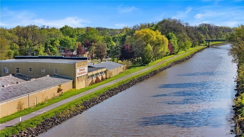 140 Van Buren St, Lockport, NY à louer - Photo de l’immeuble – Image 3 sur 48