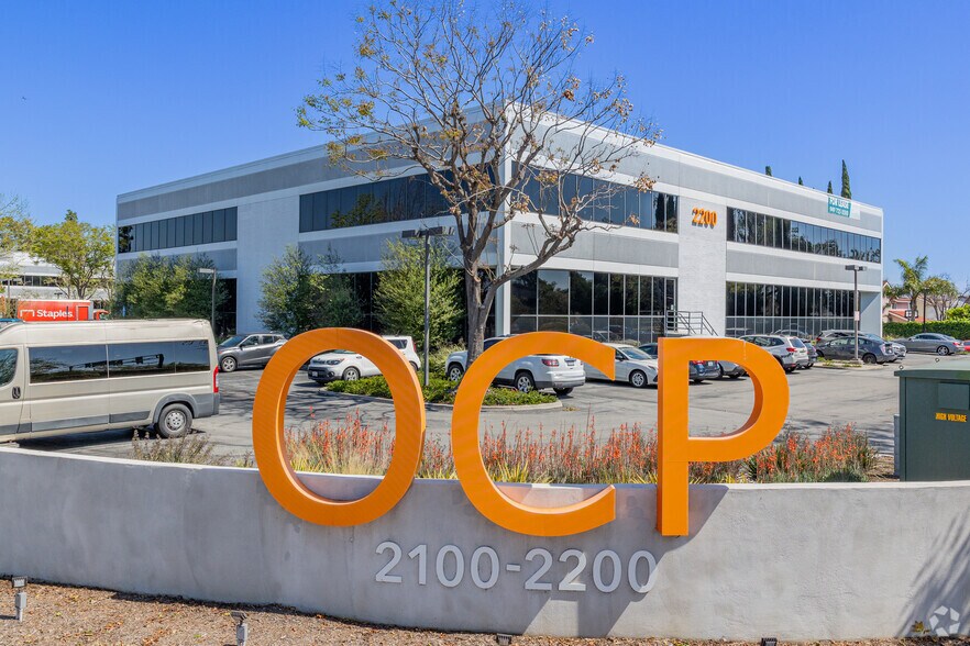 2200 W Orangewood Ave, Orange, CA à vendre - Photo de l’immeuble – Image 2 sur 7