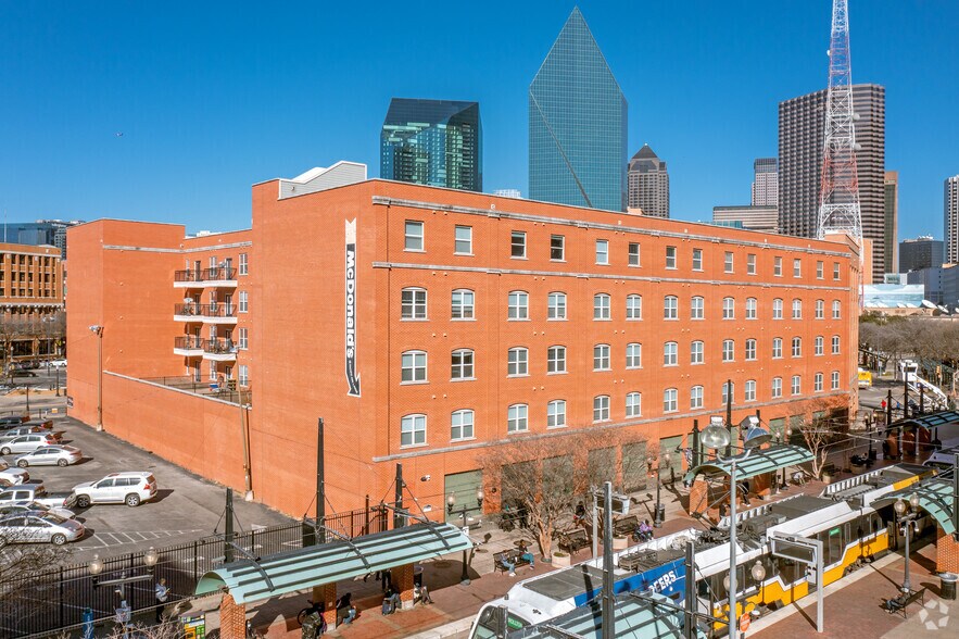 800 Ross Ave, Dallas, TX à louer - Photo de l’immeuble – Image 3 sur 6