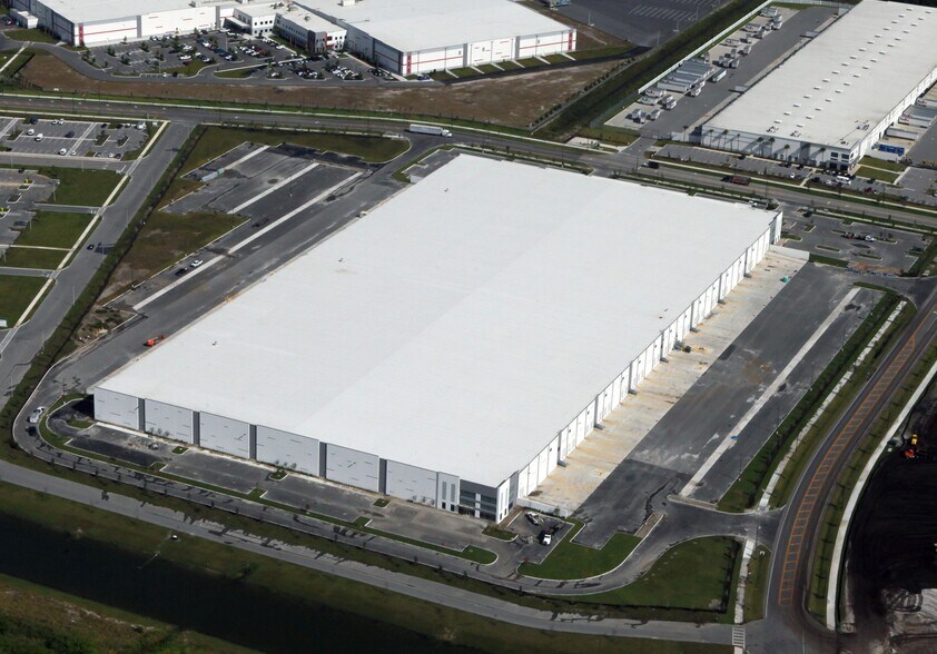 SW Becker Rd, Port Saint Lucie, FL à louer - Photo de l’immeuble – Image 2 sur 9