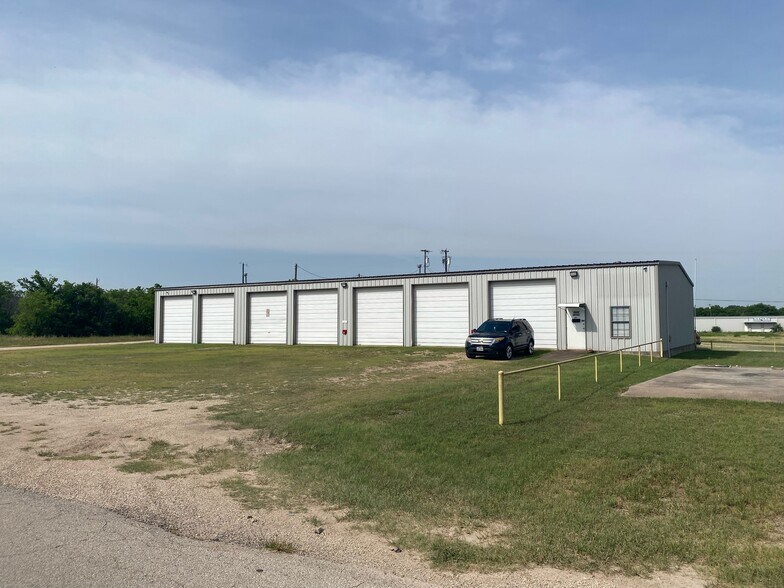 104 N Arthur St, Mcgregor, TX à louer - Photo de l’immeuble – Image 2 sur 9