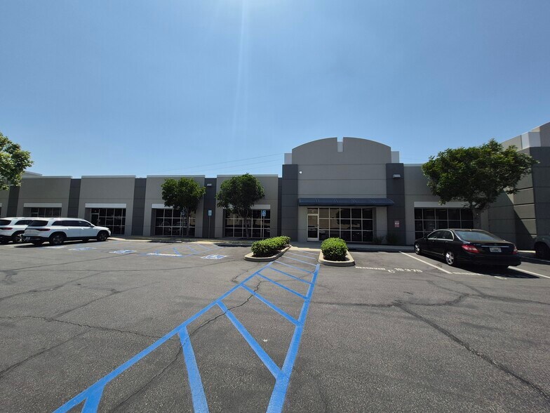 15370 Fairfield Ranch Rd, Chino Hills, CA à vendre - Photo de l’immeuble – Image 2 sur 18