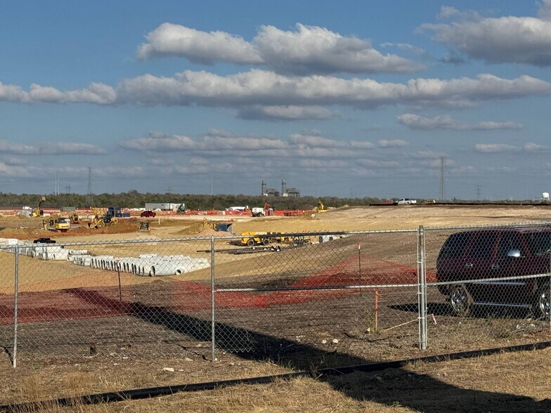 7145 Wolf Lane #G, Del Valle, TX à vendre - Photo de l’immeuble – Image 3 sur 8