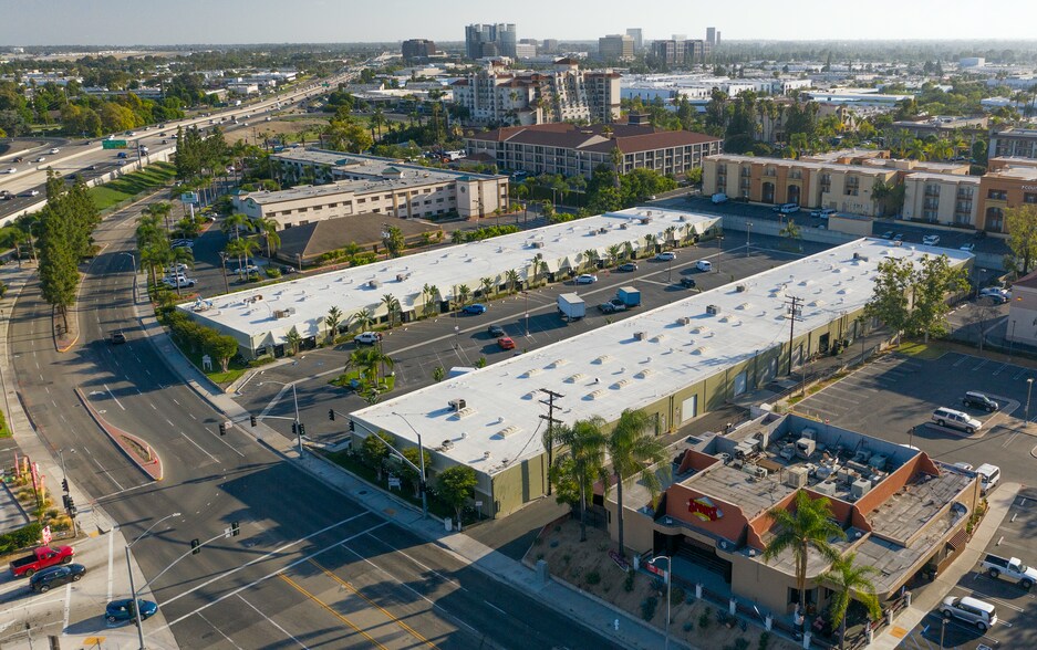 2650-2676 S Grand Ave, Santa Ana, CA à louer - Photo de l’immeuble – Image 3 sur 23