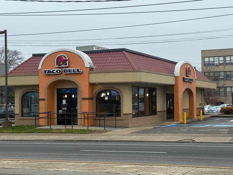 996 Hempstead Tpke, Franklin Square, NY à vendre - Photo de l’immeuble – Image 2 sur 4