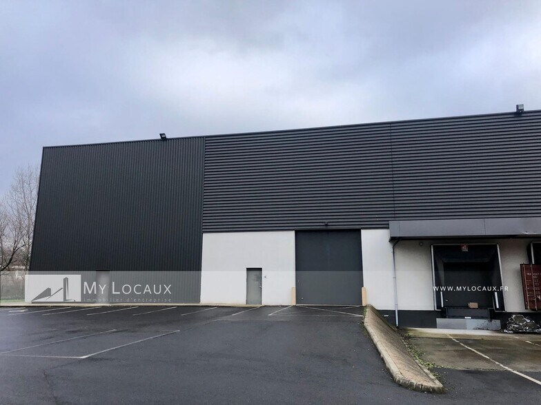 Local d’activités dans Villeneuve-La-Garenne à louer - Photo de l’immeuble – Image 3 sur 7