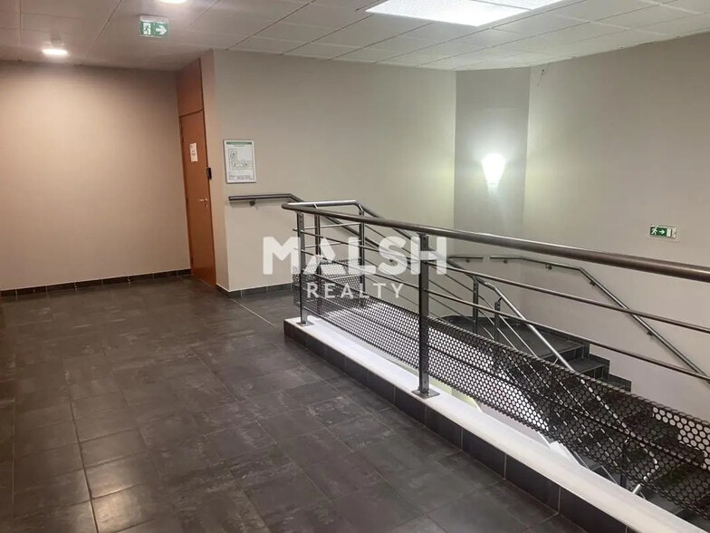 Bureau dans Saint-Priest à louer - Hall d’entrée – Image 2 sur 11