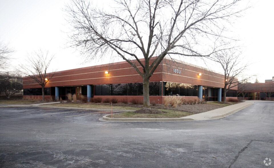 1833 Centre Point Cir, Naperville, IL à vendre - Photo de l’immeuble – Image 2 sur 13