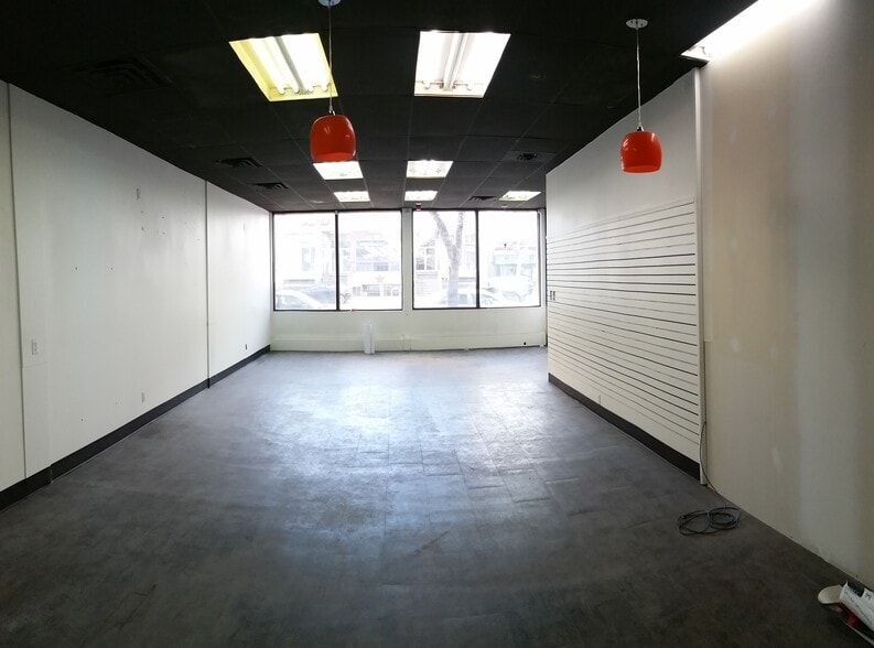10525 Jasper Ave NW, Edmonton, AB à louer - Photo intérieure – Image 2 sur 8