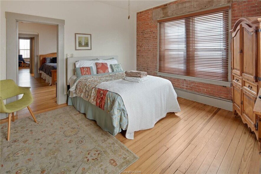 211 W William J Bryan Pky, Bryan, TX à louer - Photo de l’immeuble – Image 3 sur 5