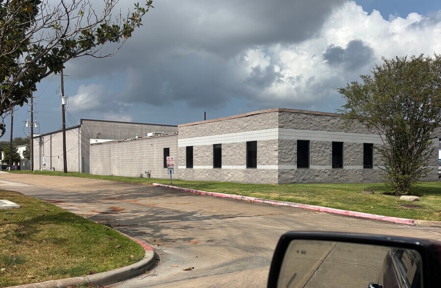 12810 Century Dr, Stafford, TX à louer - Photo de l’immeuble – Image 2 sur 39