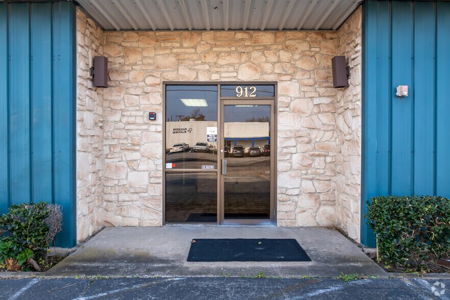 912 E Walnut St, Garland, TX à louer - Photo de l’immeuble – Image 3 sur 22