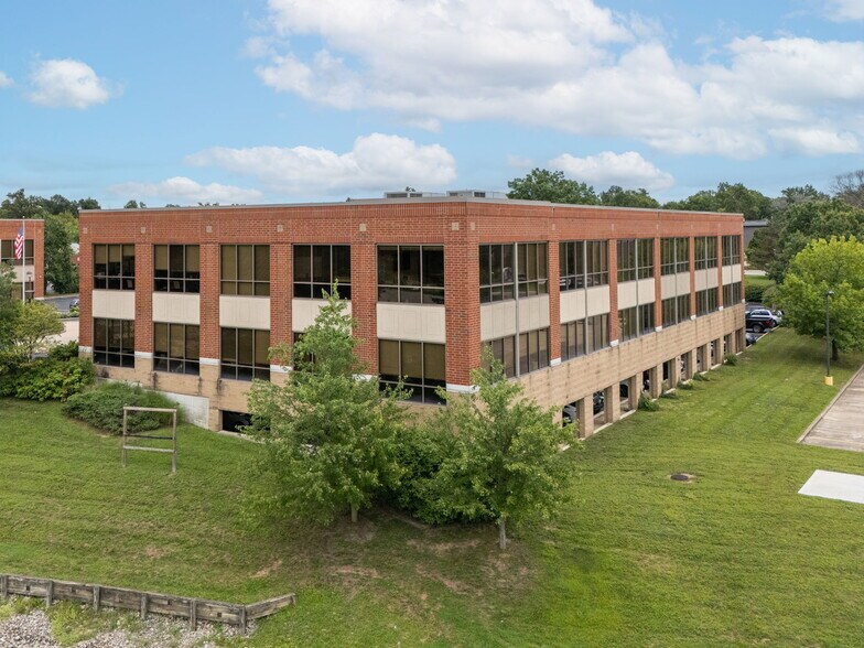 4755 Lake Forest Dr, Blue Ash, OH à louer - Photo de l’immeuble – Image 3 sur 13
