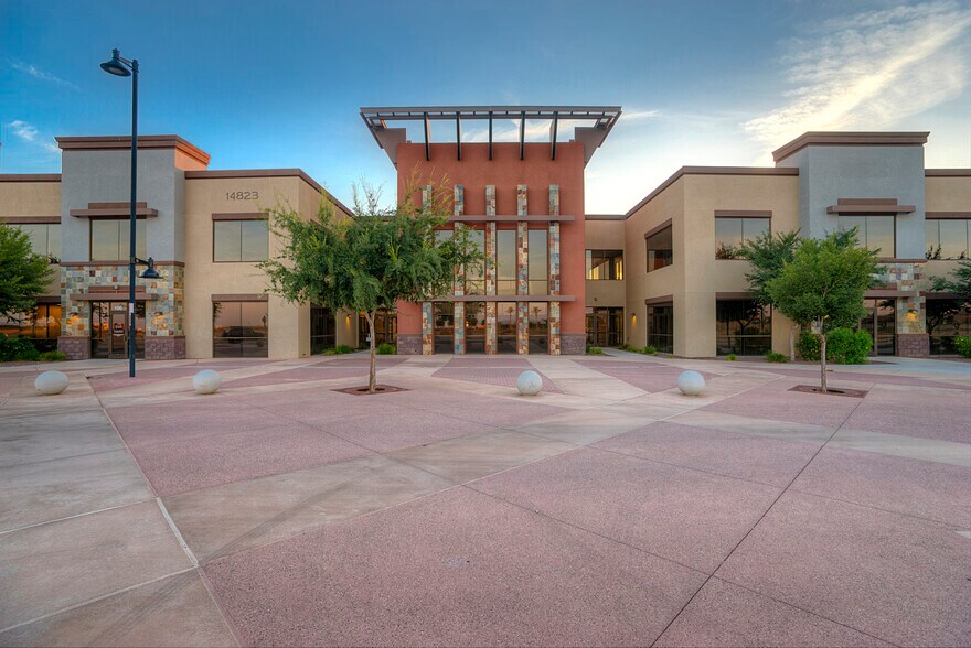 14823 W Bell Rd, Surprise, AZ à louer - Photo de l’immeuble – Image 1 sur 13