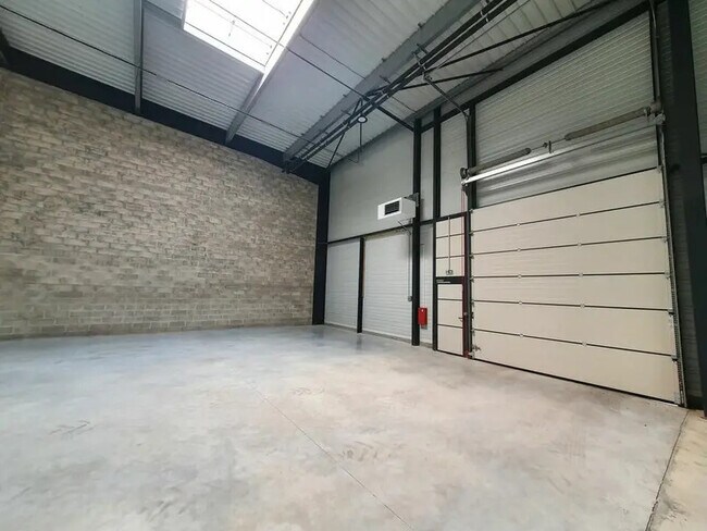 Plus de détails pour Local d’activités à vendre