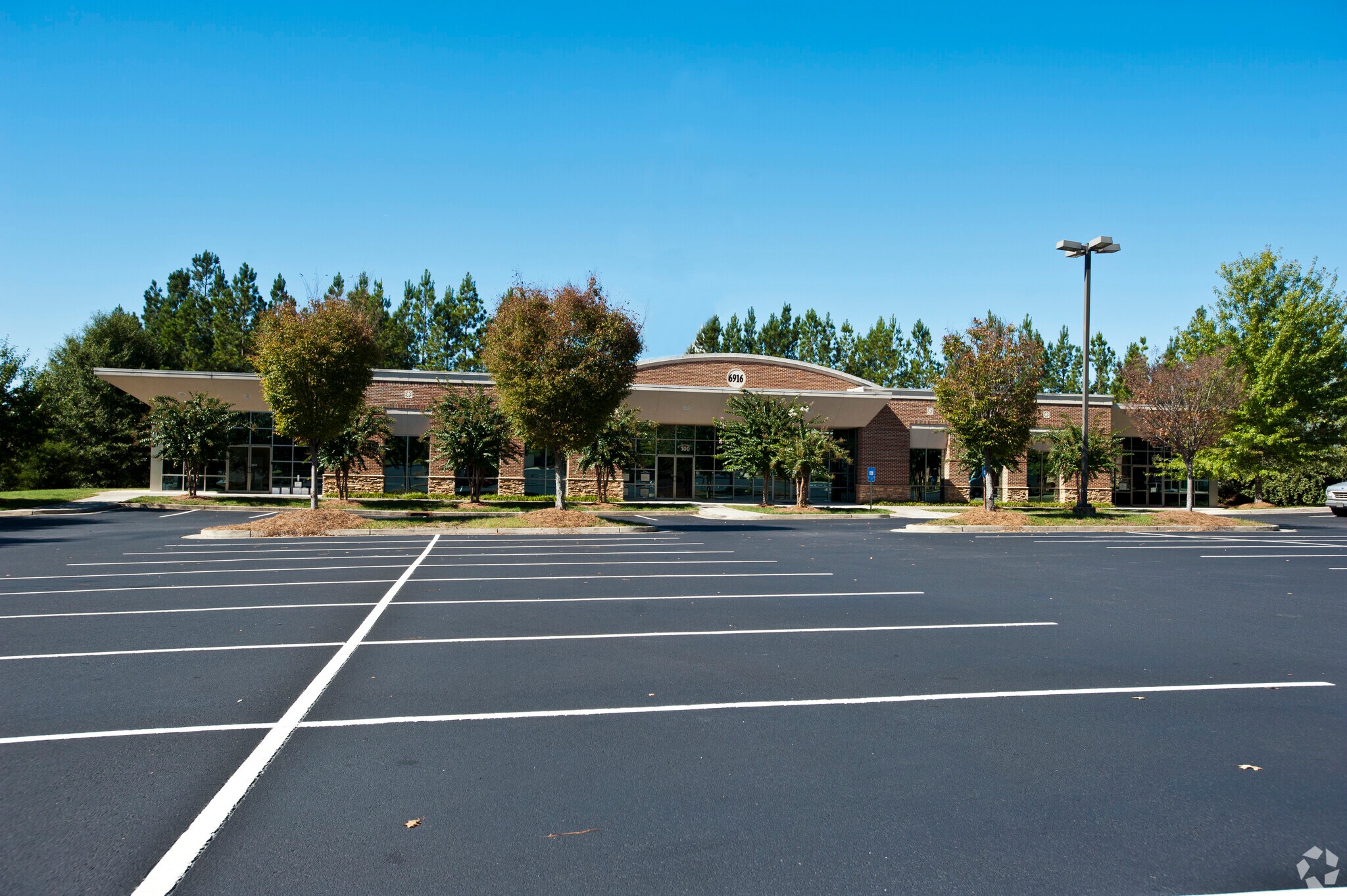 6916 McGinnis Ferry Rd, Johns Creek, GA à louer Photo de l’immeuble– Image 1 sur 2