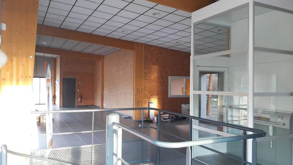 Local d’activités dans Tancarville à louer - Photo de l’immeuble – Image 2 sur 5