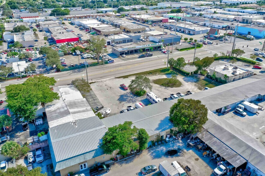 859 NE 44th St, Oakland Park, FL à louer - Photo de l’immeuble – Image 2 sur 6