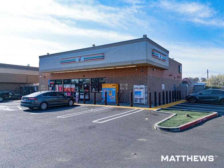 3225 Mchenry Ave, Modesto, CA à vendre - Photo de l’immeuble – Image 2 sur 2