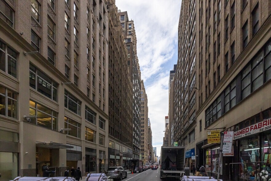 270 W 39th St, New York, NY à louer - Photo de l’immeuble – Image 2 sur 5