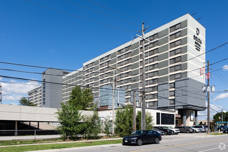 655 Dixon Rd, Toronto, ON à louer - Photo de l’immeuble – Image 2 sur 2
