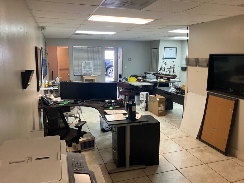 3160 NE 3rd Ave, Oakland Park, FL à louer - Photo de l’immeuble – Image 3 sur 8