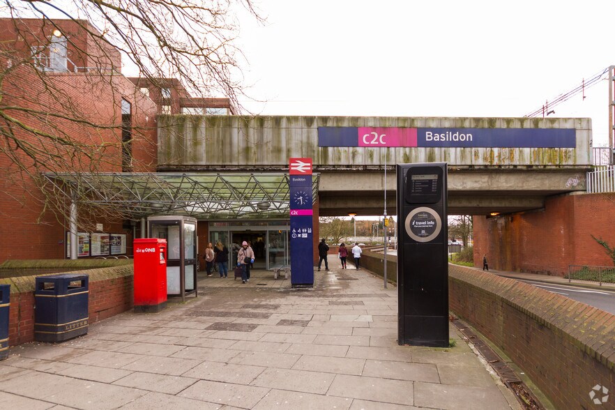 Station Way, Basildon à louer - Photo principale – Image 1 sur 4