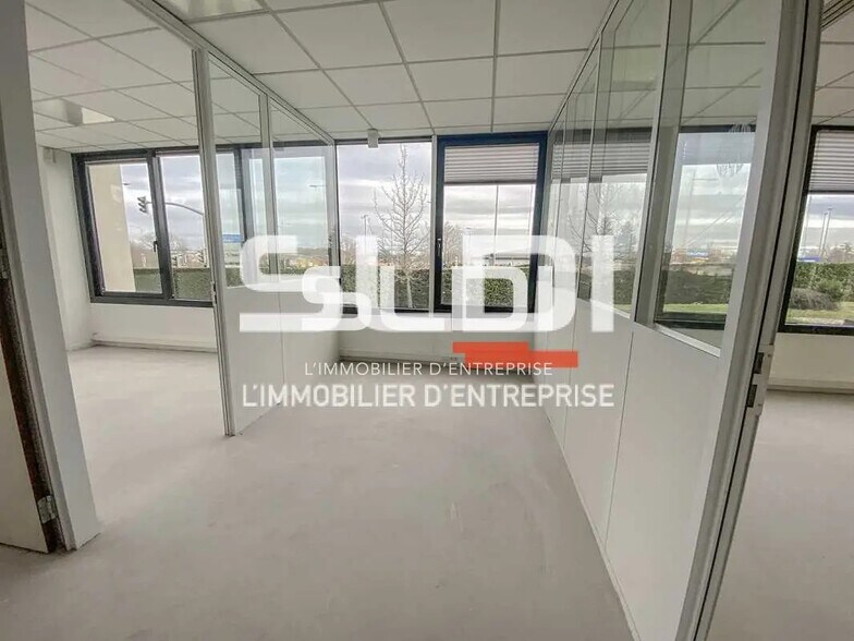 Bureau dans Bron à louer - Photo de l’immeuble – Image 3 sur 8