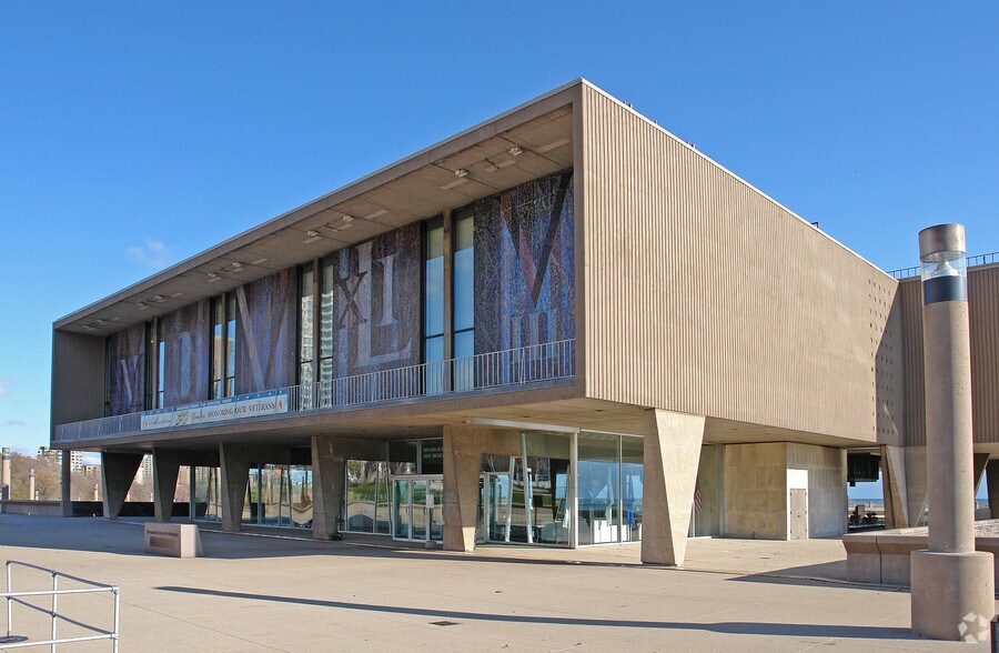 750 N Lincoln Memorial Dr, Milwaukee, WI à louer - Photo de l’immeuble – Image 1 sur 15