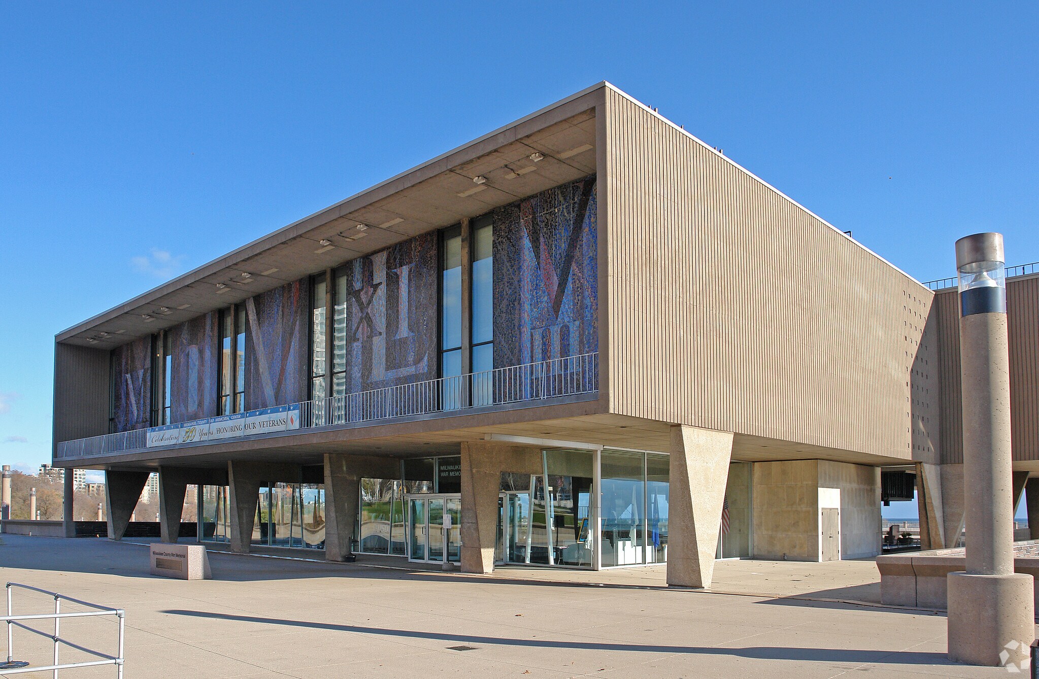 750 N Lincoln Memorial Dr, Milwaukee, WI à louer Photo de l’immeuble– Image 1 sur 16