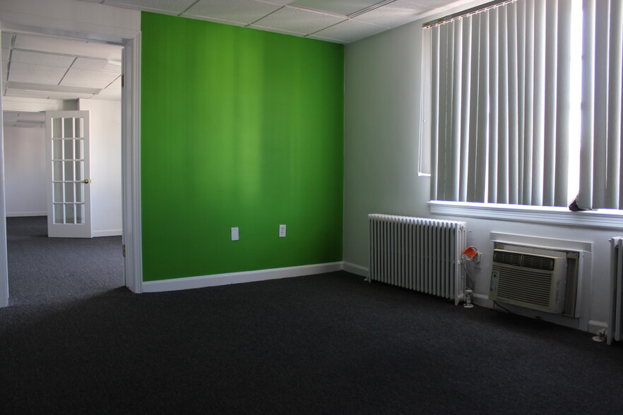 2348 Whitney Ave, Hamden, CT à louer - Photo intérieure – Image 3 sur 27