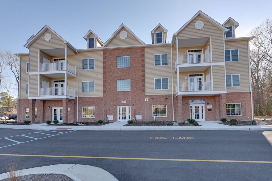 200 Fountains Ln, Poquoson, VA à louer - Photo principale – Image 1 sur 3