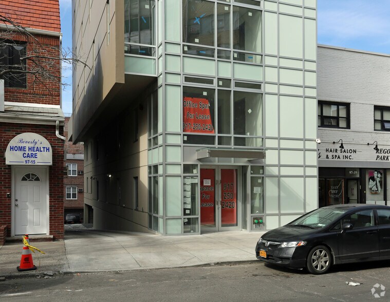 9717 64th Rd, Rego Park, NY à louer - Photo de l’immeuble – Image 2 sur 15