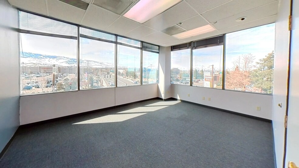 5011 Meadowood Mall Cir, Reno, NV à vendre - Photo de l’immeuble – Image 3 sur 10