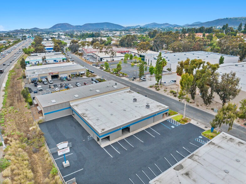 975 Rancheros Dr, San Marcos, CA à louer - Photo de l’immeuble – Image 2 sur 7