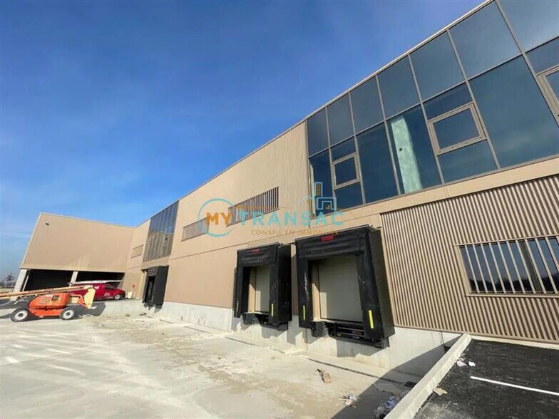 Local d'activités dans Tremblay-en-France à vendre - Photo de l’immeuble – Image 2 sur 7