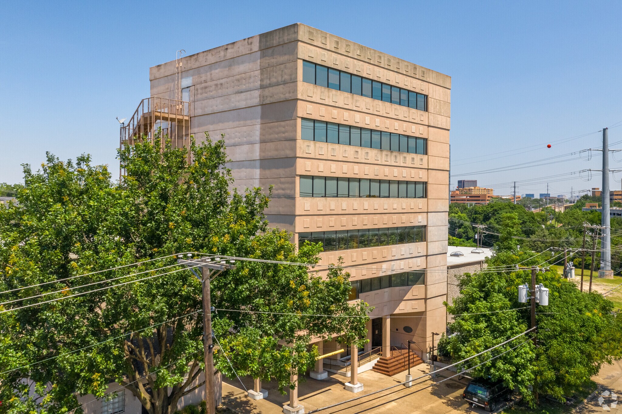 7075 Twin Hills Ave, Dallas, TX à louer Photo de l’immeuble– Image 1 sur 15
