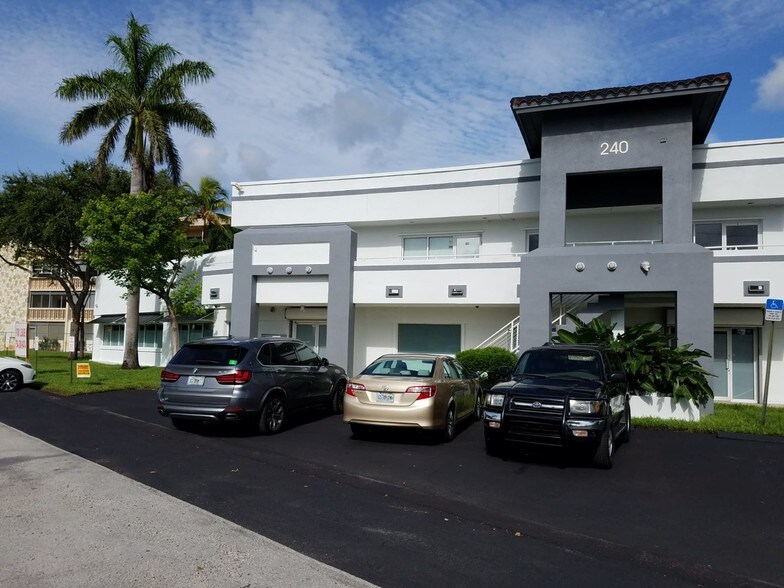 240 Old Federal Hwy, Hallandale Beach, FL à louer - Photo de l’immeuble – Image 1 sur 5
