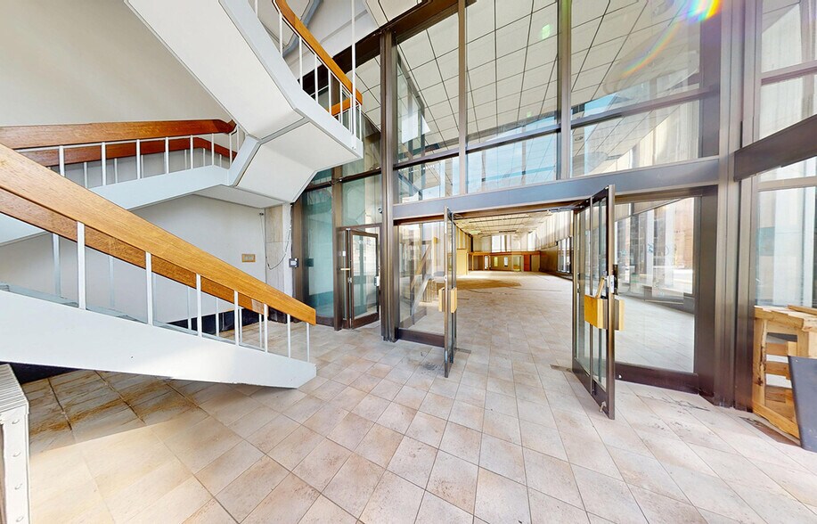 250 Portage Av, Winnipeg, MB à vendre - Photo de l’immeuble – Image 3 sur 12