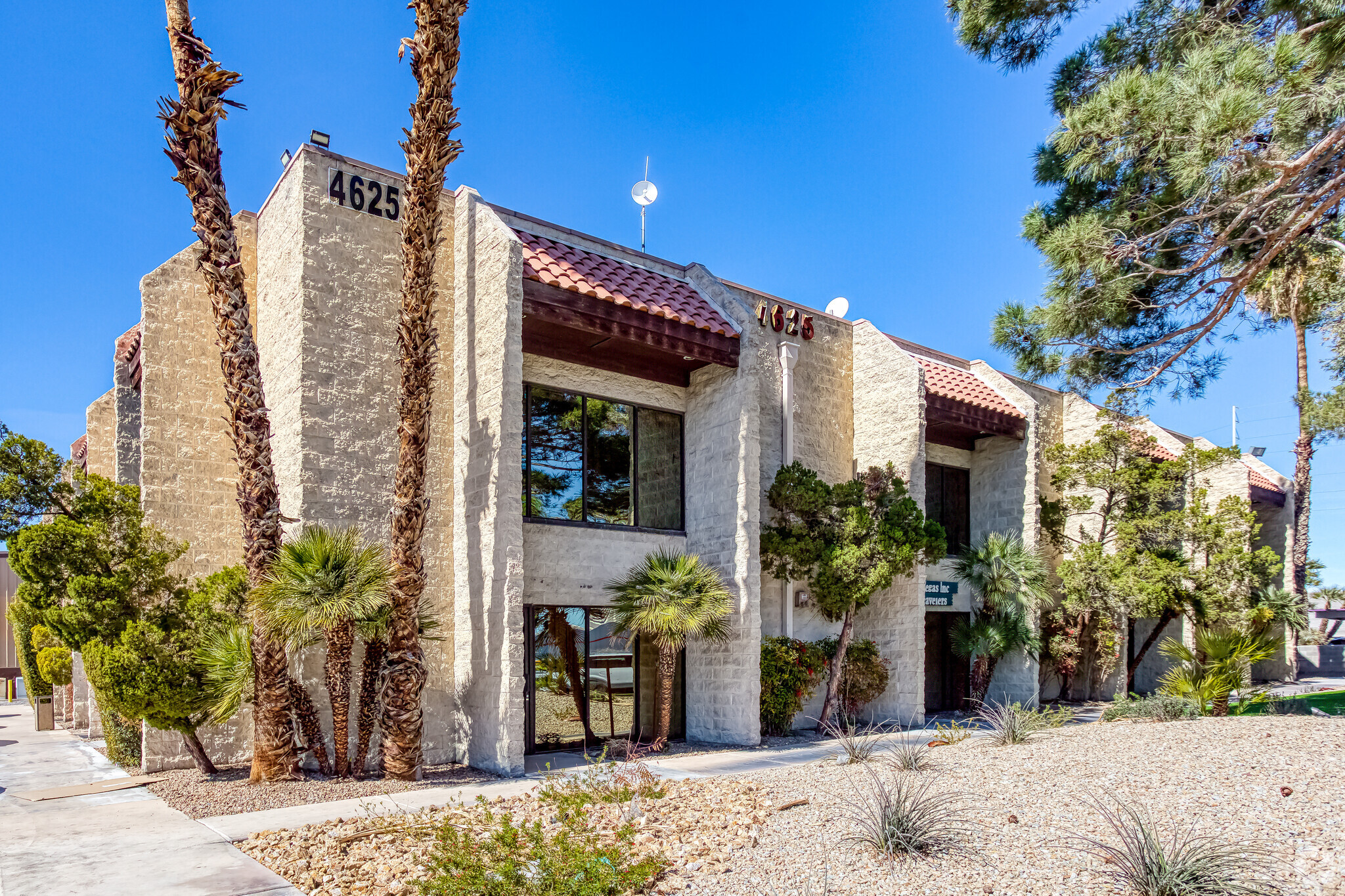 4625 Wynn Rd, Las Vegas, NV à louer Photo de l’immeuble– Image 1 sur 4