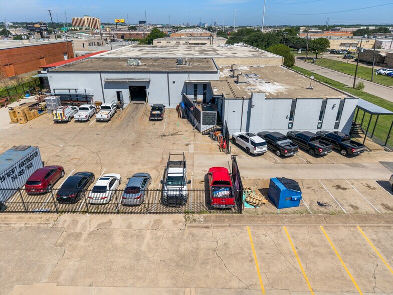 8777 Governors Row, Dallas, TX à vendre - Photo de l’immeuble – Image 2 sur 27