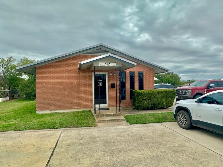 1010 Zanderson Ave, Jourdanton, TX à louer - Photo de l’immeuble – Image 2 sur 19