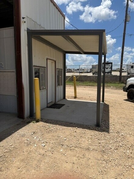 3517 W Highway 90, Seguin, TX à louer - Photo de l’immeuble – Image 3 sur 5