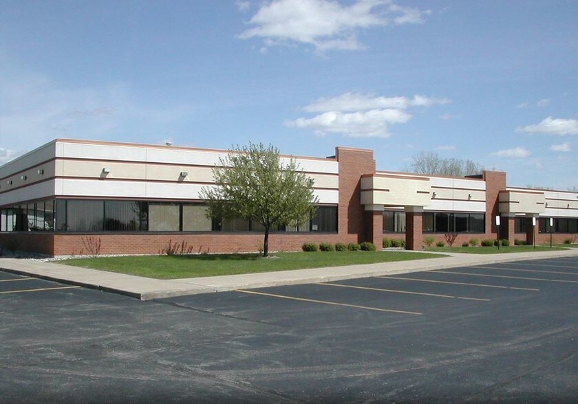 14 Tri-Park Way, Appleton, WI à louer - Photo de l’immeuble – Image 1 sur 5